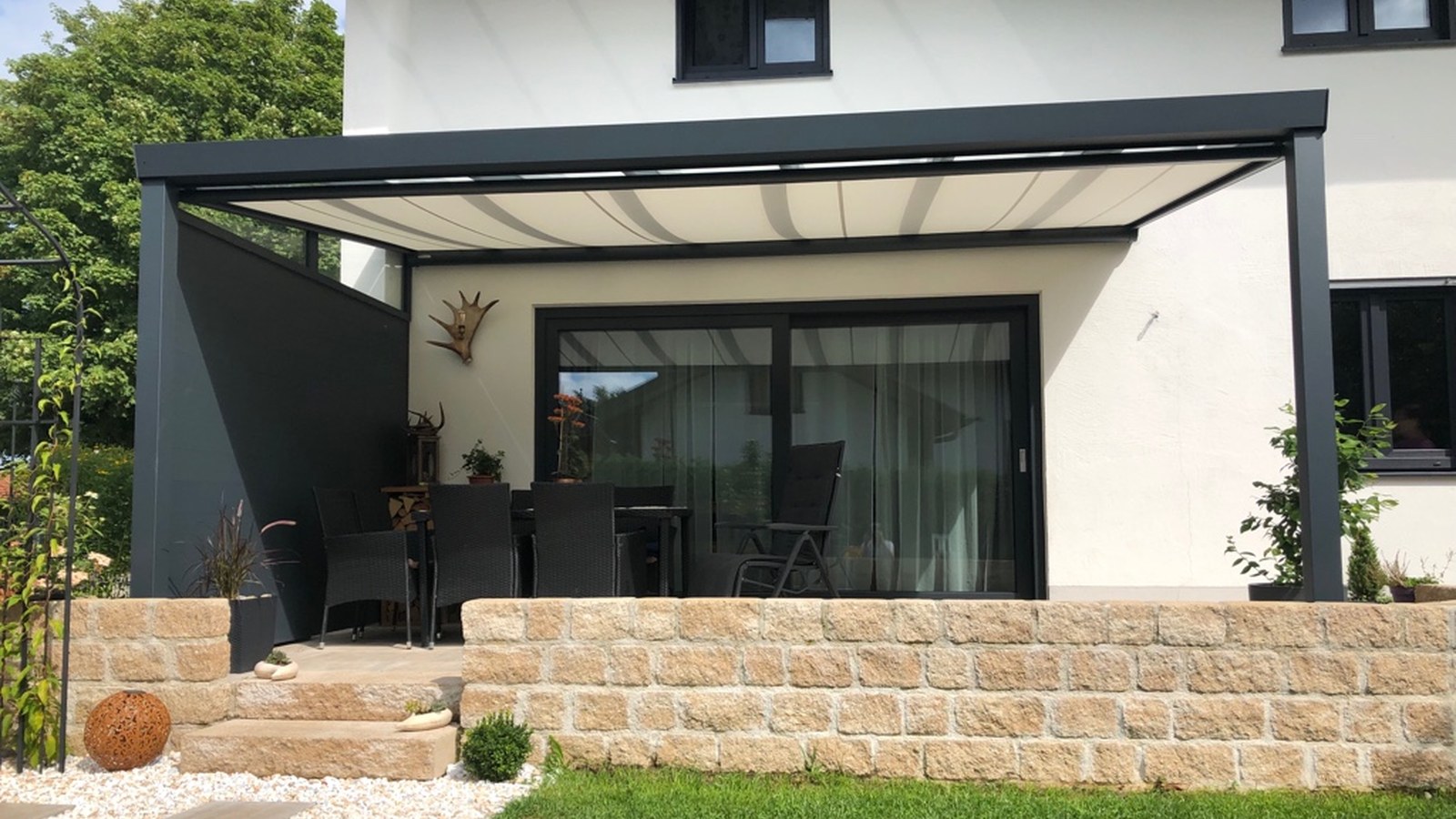 Unterdachmarkise an einer Terrassenüberdachung