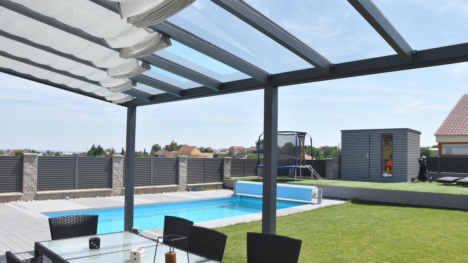 Sonnensegel unter dem Glasdach einer Terrassenüberdachung